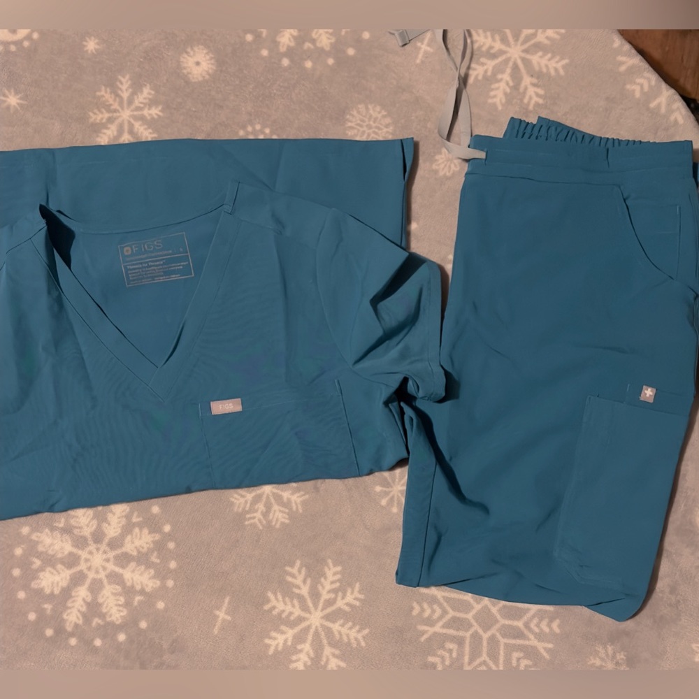 FIGS Aqua scrub set top Sz Small, bottom ss medium
